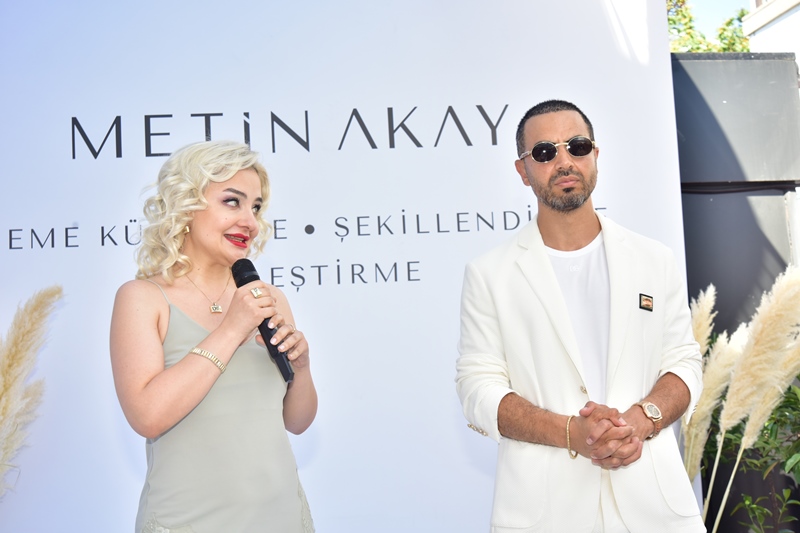 Metin Akay :  Dünyada �lk Ve Tek Ameliyats�z Meme Dikle�tirme, Küçültme, Toparlama Protokolünü Tan�tt� 